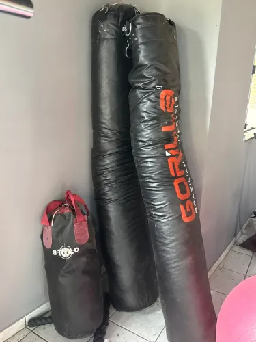 Saco de pancada com suporte e luva