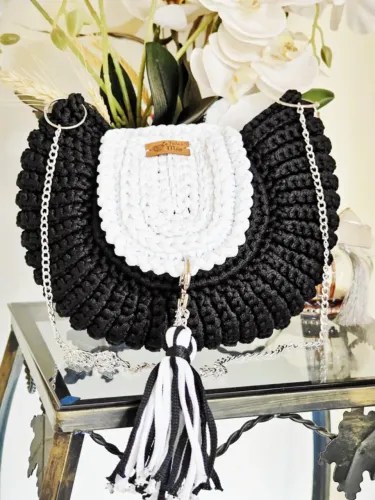 Bolsa de crochê com alça de corrente prata e tassel. Tamanho 27x23 cm