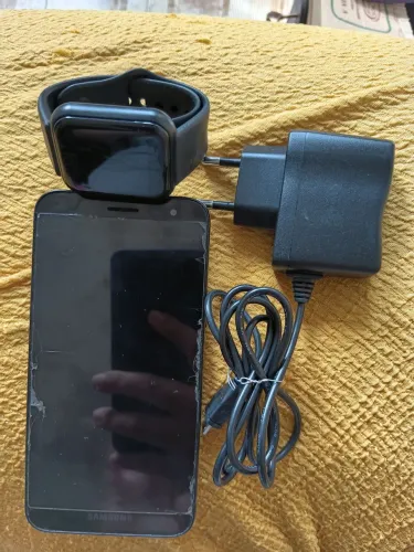 Vendo um celular Samsung J2, com carregador, um relógio Smartwatc, por 100 reais.