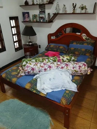 Cama de casal madeira e espelho(falar com marilda *)