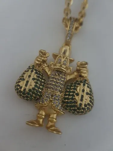 Pingente Pato tio patinhas cravejado c pedras de Zircônia banho de 12 milésimos
