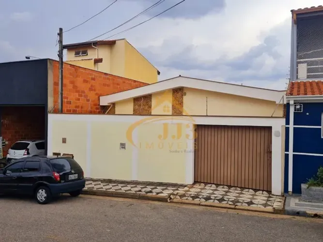 Quintal Enorme e 3 Dormitórios!!