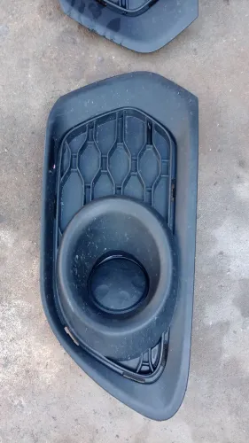 Moldura farol auxiliar Sandero 2015 a 2020 esquerda