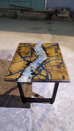 Mesa de Centro em Resina Epóxi com Detalhes em Madeira e outros móveis.