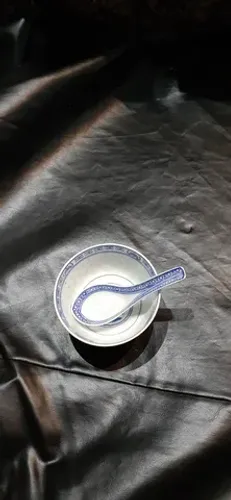 linda cumbuca de porcelana com colher. chinesa.
