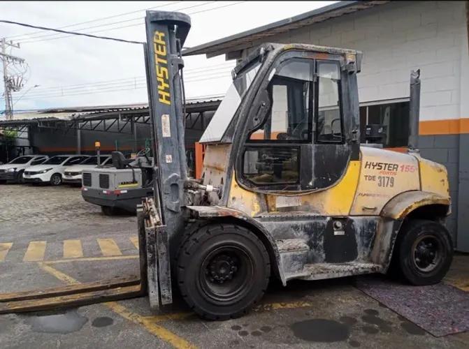 Empilhadeira Hyster 155 ano 2014 para 7000 kg, à Diesel, com ar condicionado, em MG