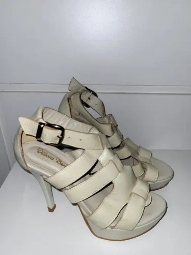 Sandália em couro legítimo Offwhite tam 35