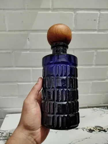 Garrafa licoreira, azul cobalto com tampa de cedro