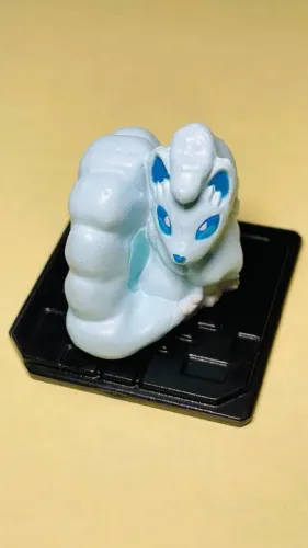 Gashapon / Gachapon Pokemon Alola Ninetales mini altura 3 cm p/ fãs Pokemon TCG Pokemon GO