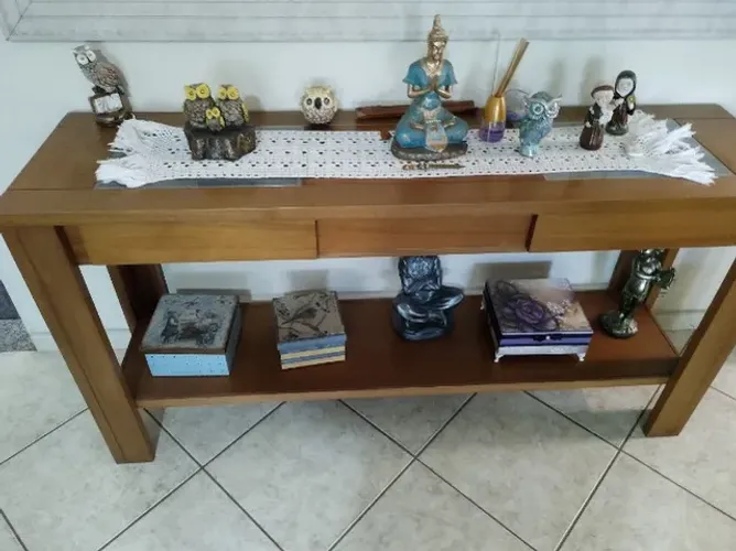 Aparador em madeira com detalhes em vidro