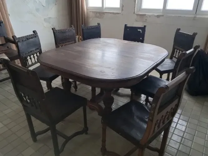 Mesa antiga de carvalho expansível com cadeiras estofadas em couro