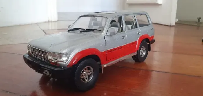 Toyota Land Cruiser 1992 - Road Tough 1/18