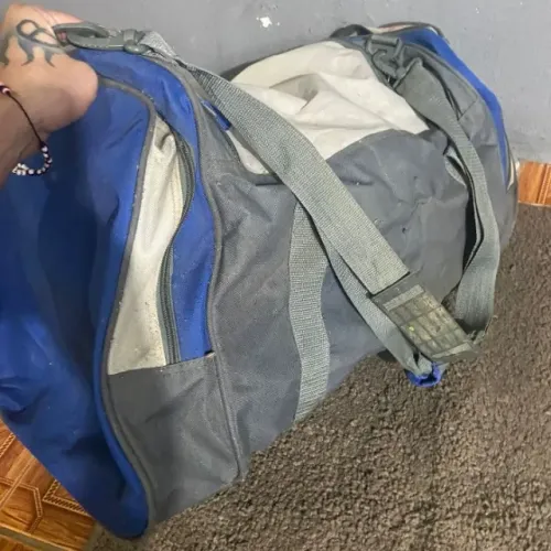bolsa de viagem azul e cinza grande usada