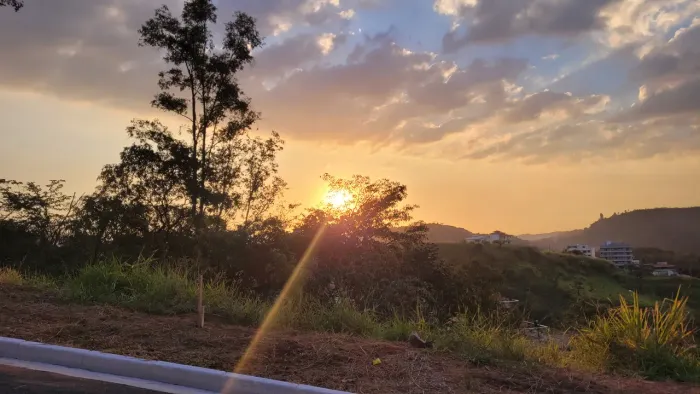 Lote no Vista da Lagoa, fundo para área verde