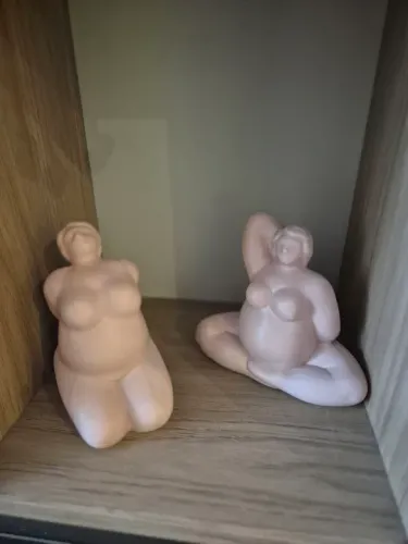 Esculturas femininas em cerâmica