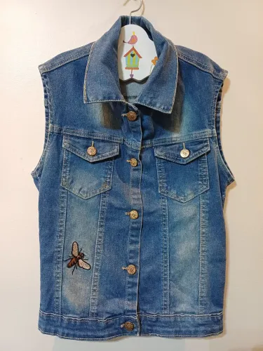 Colete jeans infantil feminina com bordados,  semi-novo, tam.14.