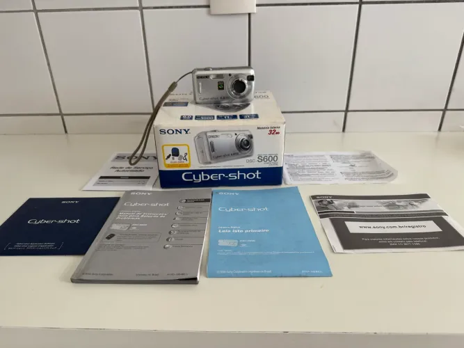 Câmera fotográfica digital Sony Cyber-shot 6.0 mega-pixels usada