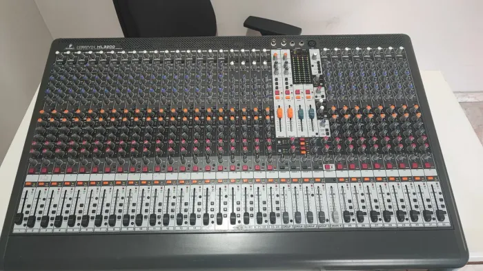 Mesa de Som 32 Canais Xenyx HL3200