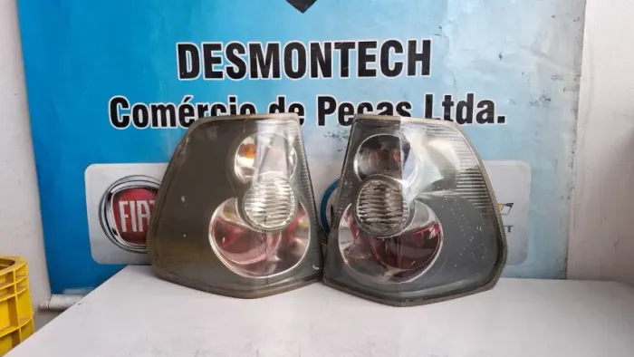 Par de lanterna tr4 2010-2014 lante manchada e com água 
