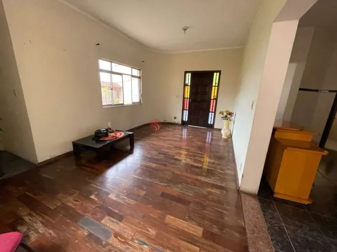Casa assobradada ampla à venda ou locação na Vila Carrão.