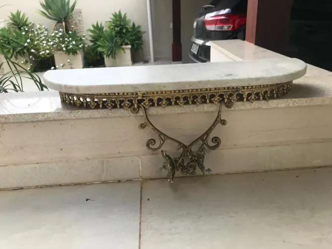 Aparador Console  dourado  com tampo de mármore 