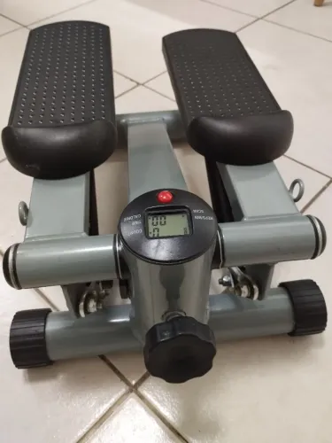 Mini Stepper com com monitor e  alças para os braços 