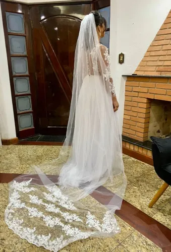Vestido de noiva com véu longo