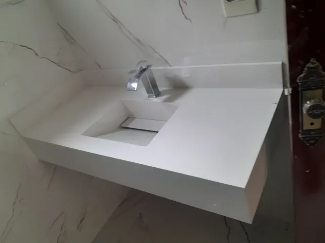 Pia de banheiro moderna em porcelanato 