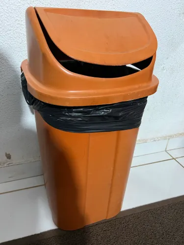 Vendo 1 cesto de lixo com tampa basculante 60 litros de plástico 