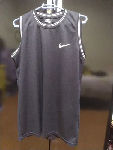REGATA NIKE masculina preta com detalhes