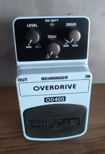 Pedal de Overdrive Behringer OD400