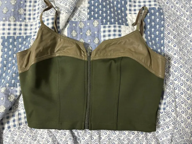 Top Cropped Verde com Detalhes em Couro - Lily Belle