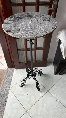 Mesinha Bistrô alta com tampo de pedra granito e pés de ferro fundido