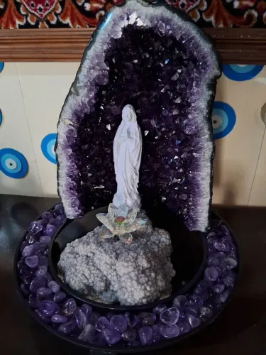 Capela de Ametista com Estátua de Virgem Maria