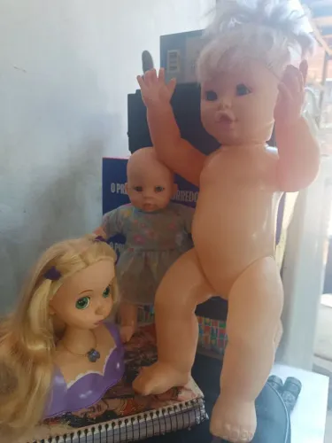 Três bonecas em ótimo estado!