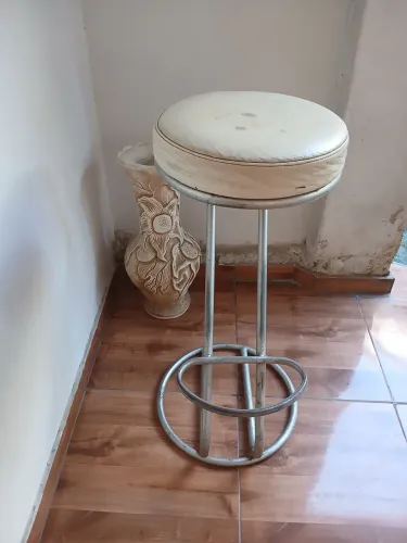 Banco alto para caixa 