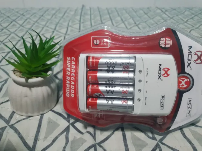 Carregador de Pilhas MOX MO-CP51 com 4 Pilhas AA Recarregáveis ou AAA