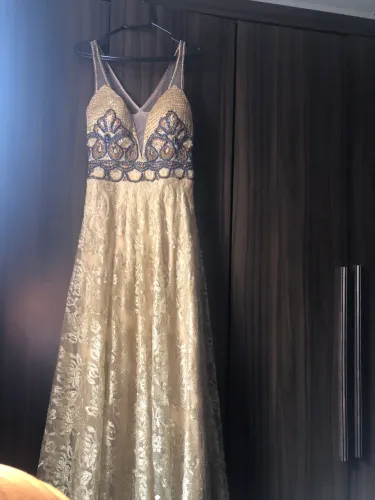 Vestido dourado em pedraria 