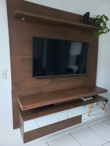 Reck suspenso com painel amadeirado