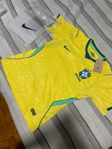 Vendo blusa do Brasil original nunca usada.