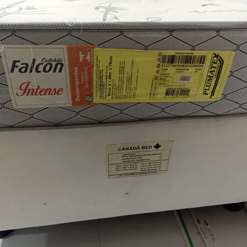 Cama box de solteiro com colchão.