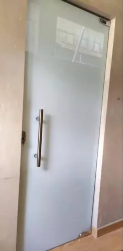 Porta de vidro com película transparente