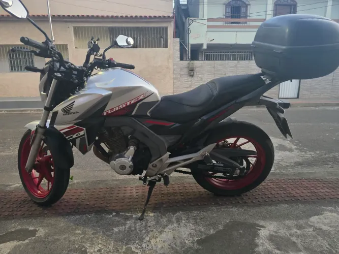 Não espere pra viver a liberdade, moto semi nova!