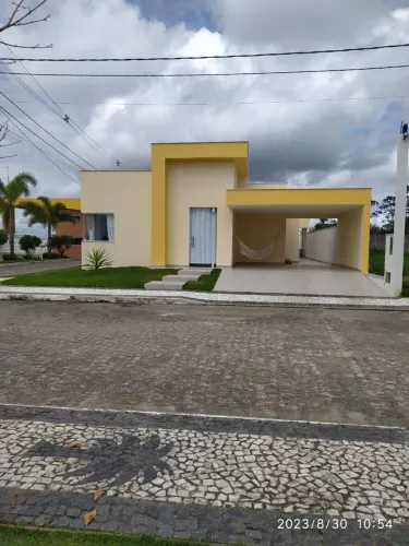Aluga-se casa em condomínio semi nova.
