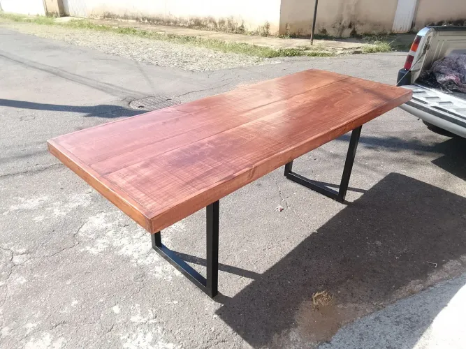 Mesa de madeira demolição nas medidas de 2 ×80  com pés de metalon 