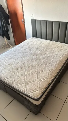 Cama Queen com Colchão de Molas Ensacadas