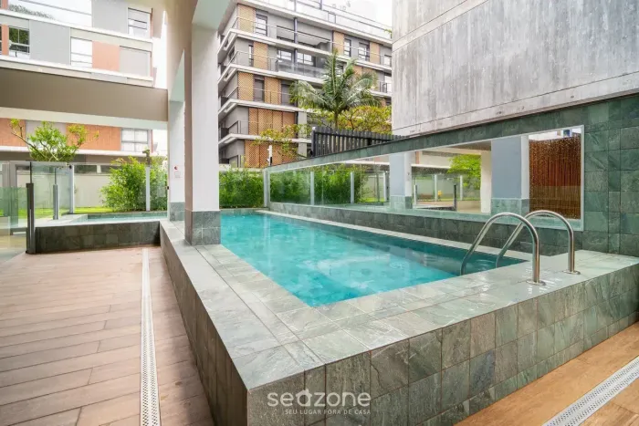 Apartamento finamente mobiliado com 2 Suítes, a apenas 100 m do mar de Jurerê - Florianópo