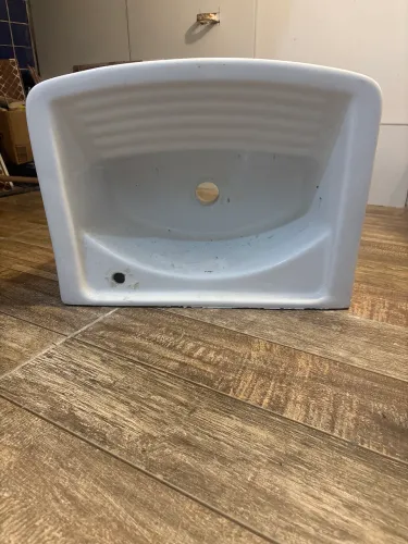 Tanque de louça branco