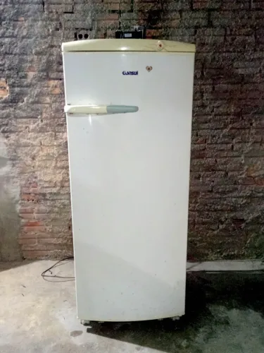 Geladeira Consul 300 litros com degelo seco funcionando perfeitamente