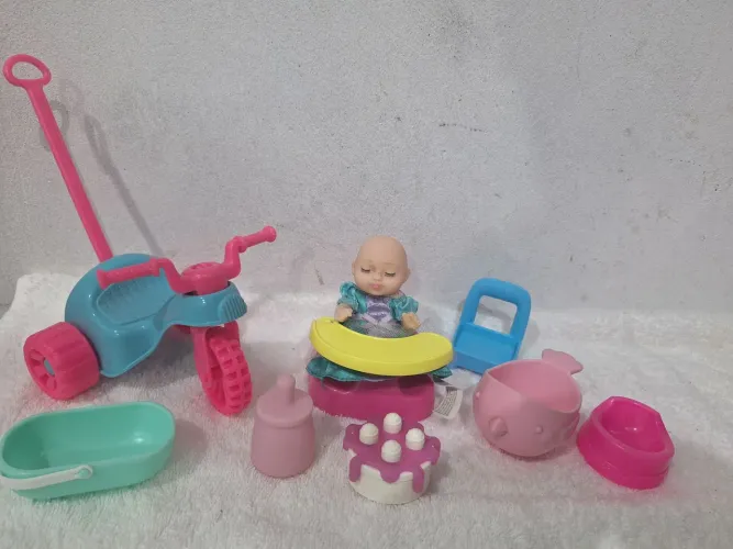 Combo boneca bebê mini e acessórios